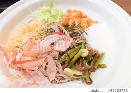 山菜と鰹節、刻み海苔をたっぷり盛り付けた和食の定番・山菜そば 山菜と鰹節、刻み海苔をたっぷり盛り付けた和食の定番・山菜そば 143263758