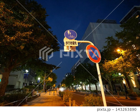夜の街の歩道の風景 143263890
