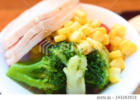 ブロッコリーとコーンを使った彩り豊かなヘルシーサラダの料理写真 ブロッコリーとコーンを使った彩り豊かなヘルシーサラダの料理写真 143263918