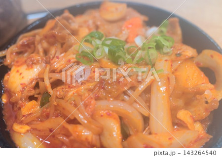 豚肉とキムチをたっぷり炒めた旨辛で食欲をそそる豚キムチ 豚肉とキムチをたっぷり炒めた旨辛で食欲をそそる豚キムチ 143264540