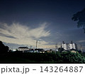住宅街の中に広がる雲 143264887