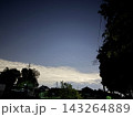 住宅街から見る月明かりの空 143264889