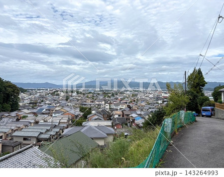 高台から見た街並みと青空 高台から見た街並みと青空 143264993