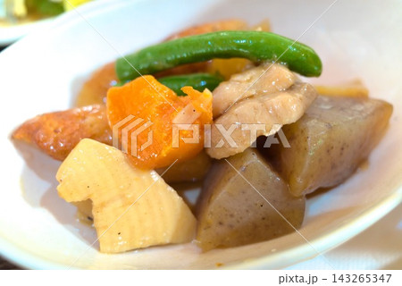 鶏肉やこんにゃくを盛り付けた家庭的な和風煮物のクローズアップ 鶏肉やこんにゃくを盛り付けた家庭的な和風煮物のクローズアップ 143265347