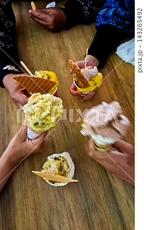 A scene of enjoying time together with ice cream. A scene of enjoying time together with ice cream. 143265492