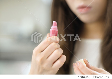 メイクをする20代女性の横顔 143265965