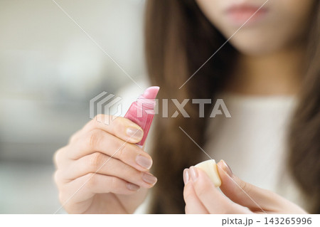 メイクをする20代女性の横顔 メイクをする20代女性の横顔 143265996