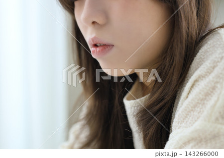 20代女性の横顔 143266000