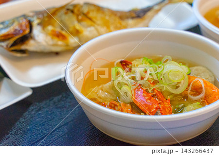 カニ汁と焼き魚を組み合わせた和風の海鮮定食 カニ汁と焼き魚を組み合わせた和風の海鮮定食 143266437