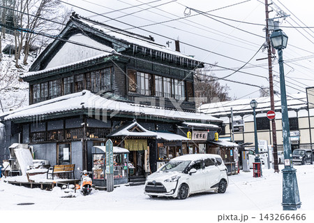 北海道小樽の雪に包まれた歴史的な木造商家 143266466