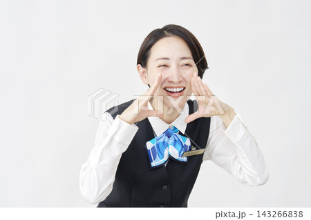 女性スタッフ 受付嬢・銀行員 応援 白背景 右向き 女性スタッフ 受付嬢・銀行員 応援 白背景 右向き 143266838