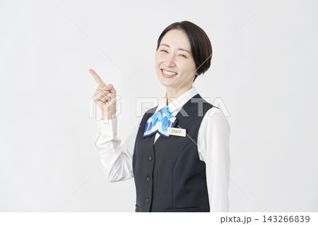左側を指差す女性スタッフ　受付嬢・銀行員　白背景 143266839