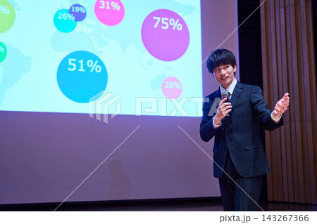 データを示しながらセミナーでプレゼンテーションをする若いビジネスパーソン データを示しながらセミナーでプレゼンテーションをする若いビジネスパーソン 143267366