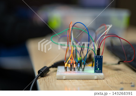 an engineer is engaged in the development and layout of electrical circuits 143268391