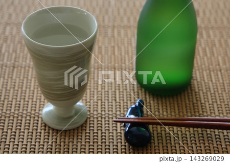 馬上杯と日本酒の瓶、お箸の晩酌の卓上イメージ 馬上杯と日本酒の瓶、お箸の晩酌の卓上イメージ 143269029
