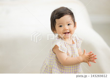 1歳の女の子と手を繋ぐお母さん　  143269812