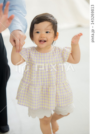 1歳の女の子と手を繋ぐお母さん　  143269813