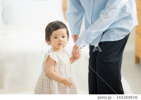 1歳の女の子と手を繋ぐお母さん　  143269816