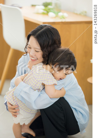 1歳の女の子と手を繋ぐお母さん 1歳の女の子と手を繋ぐお母さん 143269818
