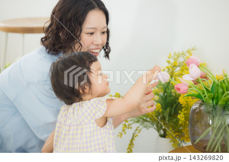 1歳の女の子と手を繋ぐお母さん　  143269820