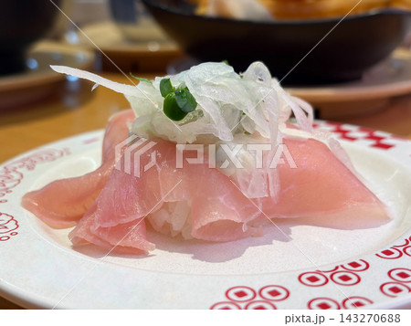 玉ねぎの千切りがトッピングされた生ハムの握り寿司 玉ねぎの千切りがトッピングされた生ハムの握り寿司 143270688