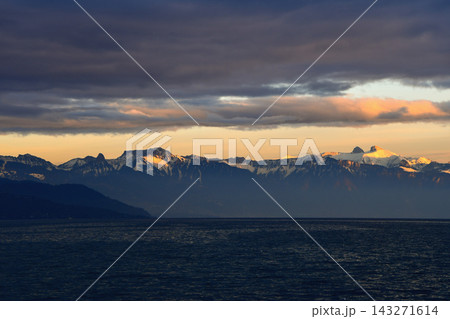 スイス・ローザンヌ、曇り空の夕焼けとレマン湖、山々の風景(2020年1月3日 スイス・ローザンヌ、曇り空の夕焼けとレマン湖、山々の風景(2020年1月3日 143271614