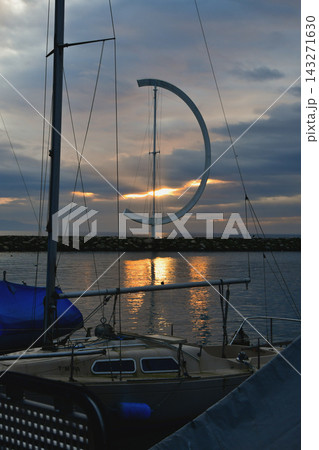 スイス・ローザンヌ、曇り空の夕焼けとレマン湖、山々の風景(2020年1月3日 スイス・ローザンヌ、曇り空の夕焼けとレマン湖、山々の風景(2020年1月3日 143271630