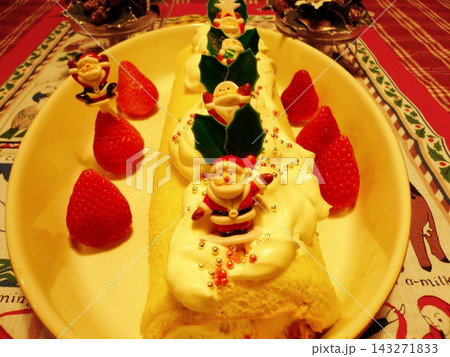 クリスマスケーキ サンタとストロベリー クリスマスケーキ サンタとストロベリー 143271833