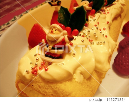 クリスマスケーキ サンタとストロベリー クリスマスケーキ サンタとストロベリー 143271834