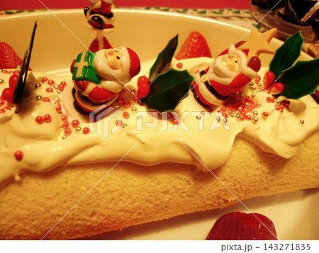 クリスマスケーキ サンタとストロベリー クリスマスケーキ サンタとストロベリー 143271835