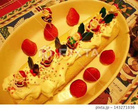 クリスマスケーキ サンタとストロベリー クリスマスケーキ サンタとストロベリー 143271836
