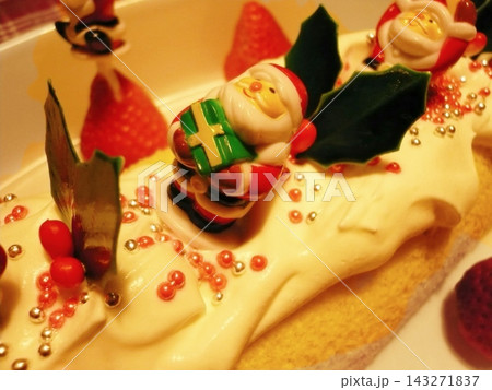 クリスマスケーキ サンタとストロベリー クリスマスケーキ サンタとストロベリー 143271837
