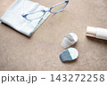 コンタクトレンズとメガネとメイク用品。朝の身支度のイメージ。 143272258