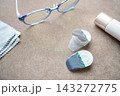 コンタクトレンズとメガネとメイク用品。朝の身支度のイメージ。 143272775