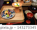 高級旅館の和食膳における八寸と朱塗りの盃、火の灯る一人鍋 高級旅館の和食膳における八寸と朱塗りの盃、火の灯る一人鍋 143273345