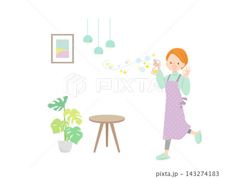 家の中を除菌する笑顔の女性とインテリア 家の中を除菌する笑顔の女性とインテリア 143274183