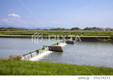 福岡県小郡市宝満川にある可動堰の見える風景 福岡県小郡市宝満川にある可動堰の見える風景 143274253