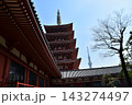 日本の東京の浅草　浅草寺の五重塔と境内から見えるスカイツリー　美しい青空と春の花と新緑 143274497