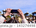 日本の愛知県の犬山市　春の犬山祭りと満開の桜　犬山城前広場に集まる車山　スマフォで写真を撮る観光客 143274498