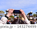 日本の愛知県の犬山市　春の犬山祭りと満開の桜　犬山城前広場に集まる車山　スマフォで写真を撮る観光客 143274499
