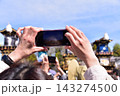 日本の愛知県の犬山市　春の犬山祭りと満開の桜　犬山城前広場に集まる車山　スマフォで写真を撮る観光客 143274500