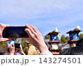 日本の愛知県の犬山市　春の犬山祭りと満開の桜　犬山城前広場に集まる車山　スマフォで写真を撮る観光客 143274501