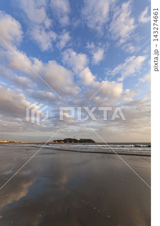 湘南鵠沼海岸  夕空と海と江の島 143274661