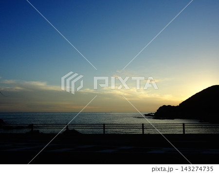 黄昏の中の静寂の海 143274735