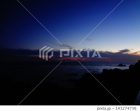 夕闇に染まる海と空 143274736