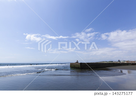 湘南鵠沼海岸 引地川河口付近の海 湘南鵠沼海岸 引地川河口付近の海 143275177