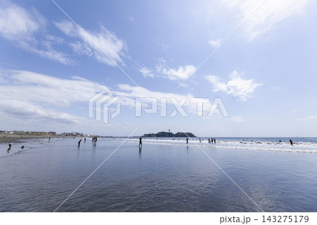 湘南鵠沼海岸 空が反射した波打ち際と江の島 湘南鵠沼海岸 空が反射した波打ち際と江の島 143275179
