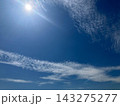 青空を流れる白い雲と輝く太陽 143275277