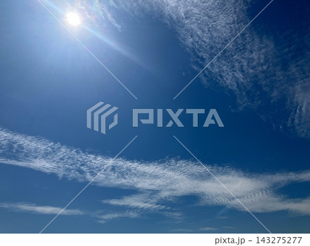 青空を流れる白い雲と輝く太陽 青空を流れる白い雲と輝く太陽 143275277