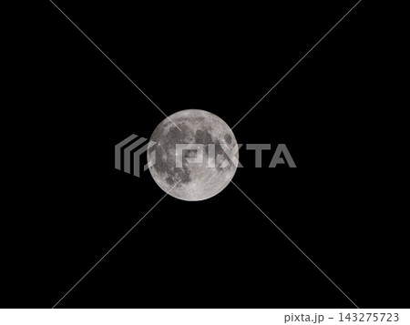 漆黒の夜空の中央に浮かぶスーパームーン 漆黒の夜空の中央に浮かぶスーパームーン 143275723